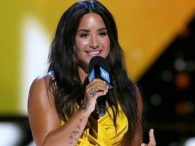 Demi Lovato w klasycznej żółtej sukni